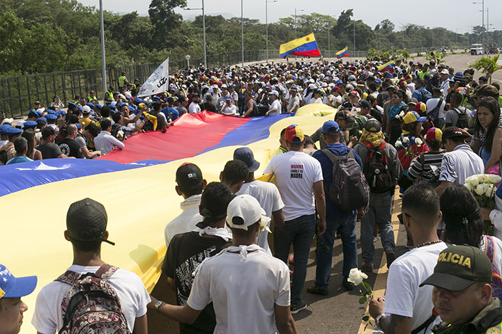 Cientos de venezolanos se preparaban para pasar las ayudas.