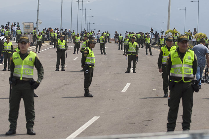 Fuerte dispositivo policial sobre el puente de Tienditas.