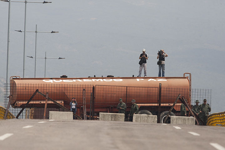 Cisterna colocado sobre el puente de Tienditas para impedir paso de ayudas.