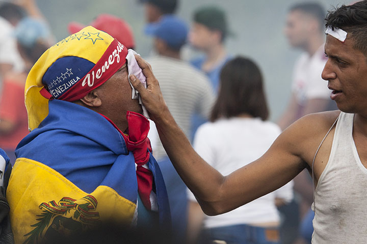 La Guardia Nacional Venezolana atacó con gas lacrimógeno.