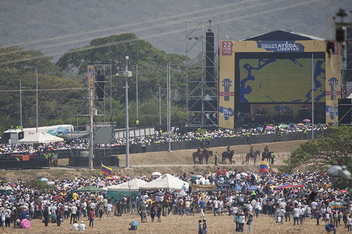 Tarima del concierto subiendo el puente de Tienditas.