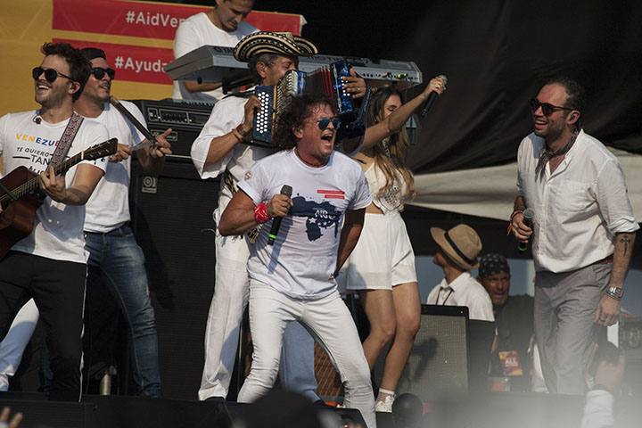 Carlos Vives y Santiago Cruz pusieron a bailar al público.