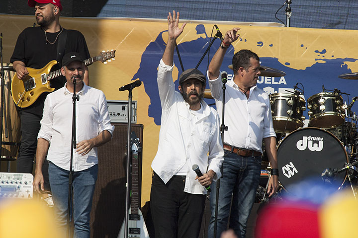 Juan Luis Guerra saluda al público.