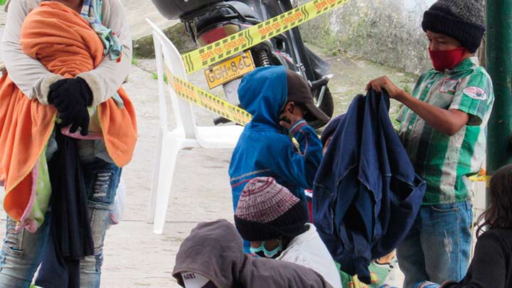 Los niños deben ir bien abrigados para pasar el páramo.