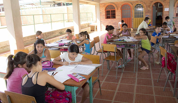 La Biblioteca del Centro Piloto Camilo Daza, ubicado en la comuna 7, nació con el empuje de la comunidad scalabriniana y la cooperación alemana.