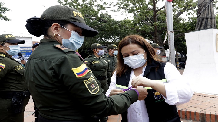 La secretaría de Equidad de Género entregó manillas violeta, color que representa la lucha por los derechos de las mujeres./ Luis Alfredo Estévez/ La Opinión 