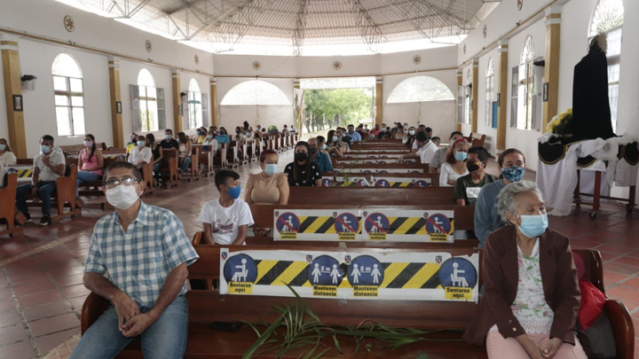 Los feligreses asistieron a las celebraciones religiosas cumpliendo las medidas de bioseguridad. / Foto: Alfredo Estévez