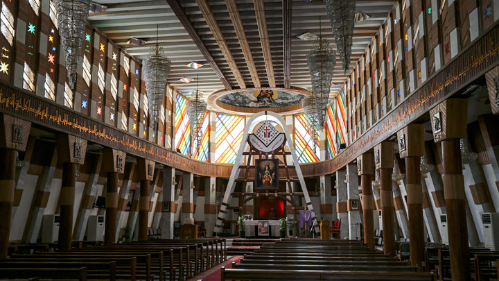 Interior de la Iglesia católica siríaca de Nuestra Señora de la Liberación en el distrito Karrada de la capital de Irak, Bagdad, en medio de los preparativos antes de la visita del pontífice. / Foto: AFP