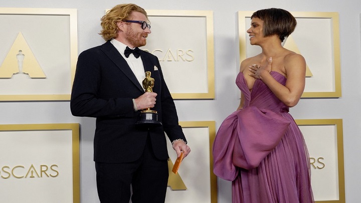 Erik Messerschmidt, ganador de Mejor Fotografía por "Mank", posa con Halle Berry en la sala de prensa./FOTO: AFP