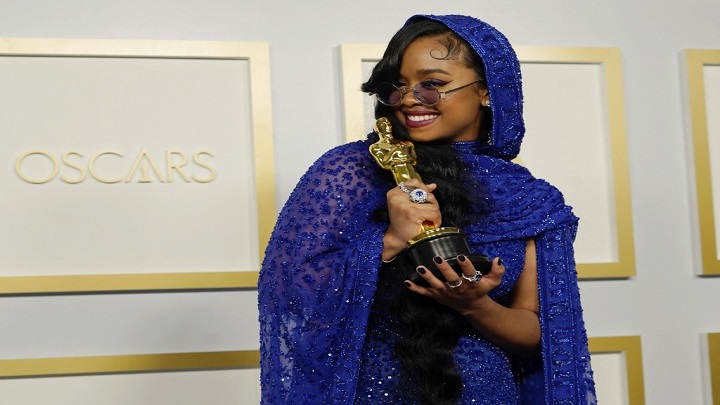 H.E.R., ganadora de la Mejor Canción Original por "Fight For You" de "Judas and the Black Messiah"./FOTO: AFP