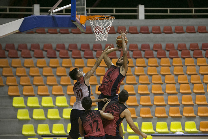 Los entrenamientos son nocturnos en el coliseo Toto Hernández.