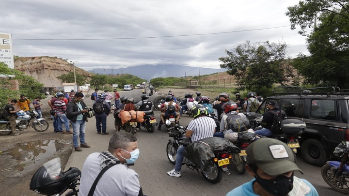 Los manifestantes están dando paso cada 15 minutos en la zona.