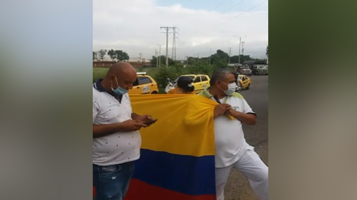 En la glorieta de El Escobal también se presentan cierres por parte de los 'amarillos'.