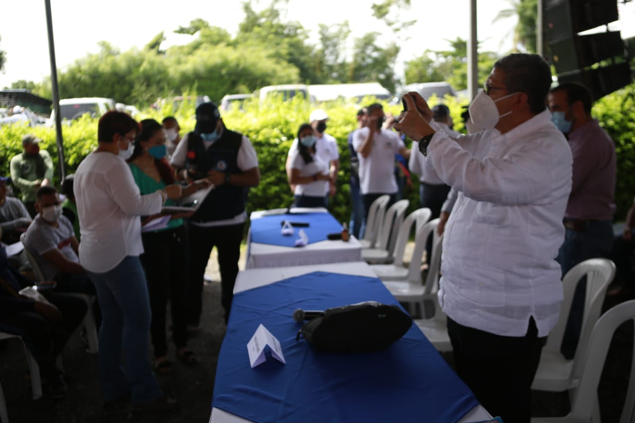 La audiencia se alterna con música campesina.