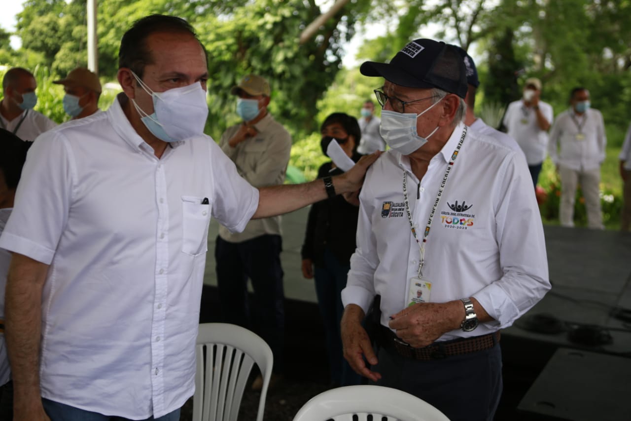 El alcalde Jairo Yáñez llegó al lugar para escuchar a los campesinos.