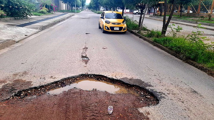 Calle al frente de la Secretaría de Gestión del Riesgo de Cúcuta.