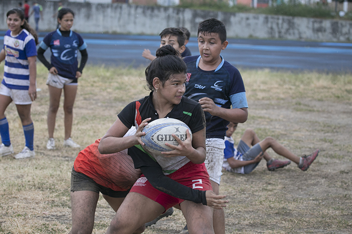 Nikole Valderrama, 13 años, quiere seguir los pasos de su hermana, una ávida jugadora del club Carboneros. Foto: @juanpcohen