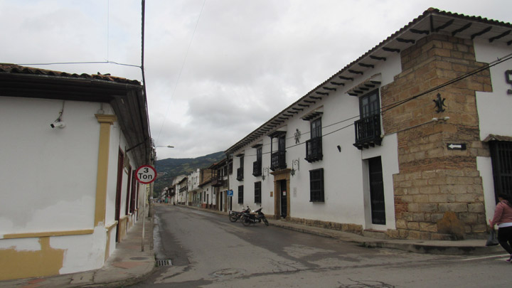 Casa de la Cajas Reales del Sena y la Dian.