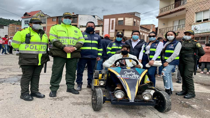 Tránsito y la Policía, colaboran en la organización.