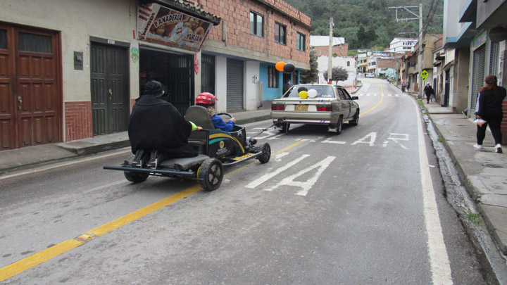 Los carritos los suben de esta manera.