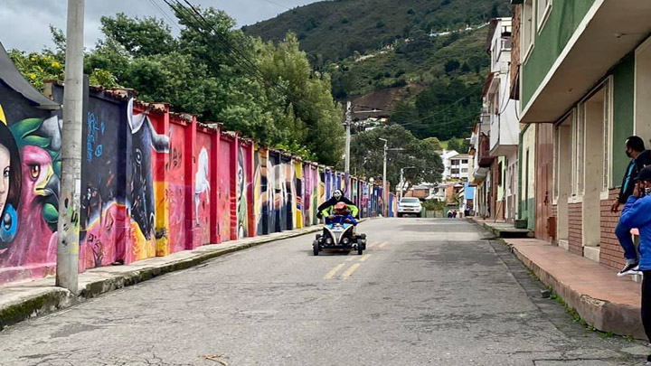 Recorren varios kilómetros impulsados por la velocidad.