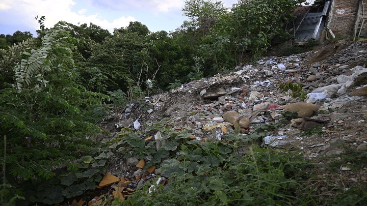 El patio de una casa ya se derrumbó. / Foto: Jorge Gutiérrez/ La Opinión 