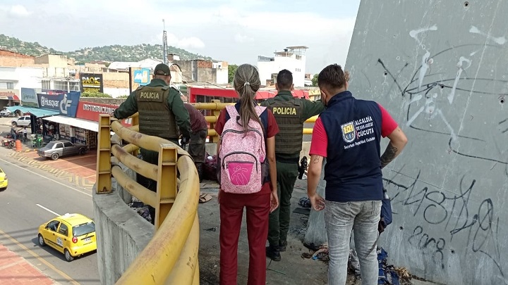 Limpieza realizada en el puente el pasado 21 de octubre. / Foto: Cortesía / La Opinión 