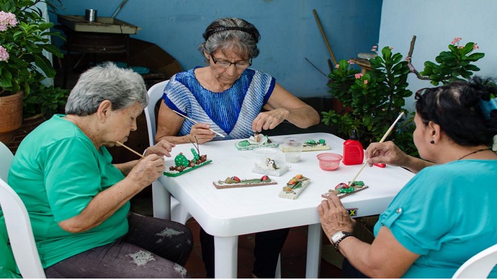 Los productos son elaborados con puros materiales reciclables. / Foto: Cortesía / La Opinión 