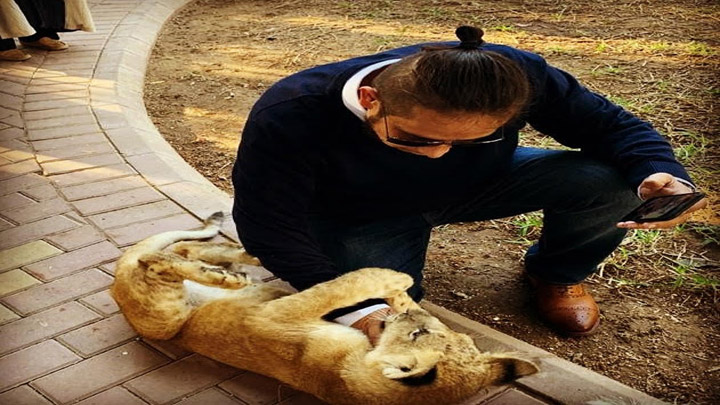 Con paciencia se ha ganado la confianza de los animales.