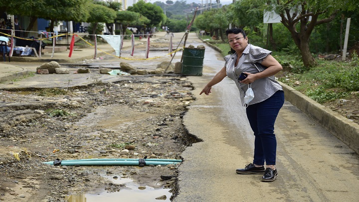 Los cables de alta tensión que están en medio de la vía generan un grave peligro. / Foto: Pablo Castillo / La Opinión 