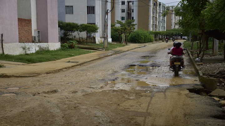 La vía principal de la urbanización Los Estoraques presenta un deterioro producto de la socavación, la cual ha ocasionado la pérdida de la capa de rodadura asfáltica.  / Foto: Pablo Castillo / La Opinión