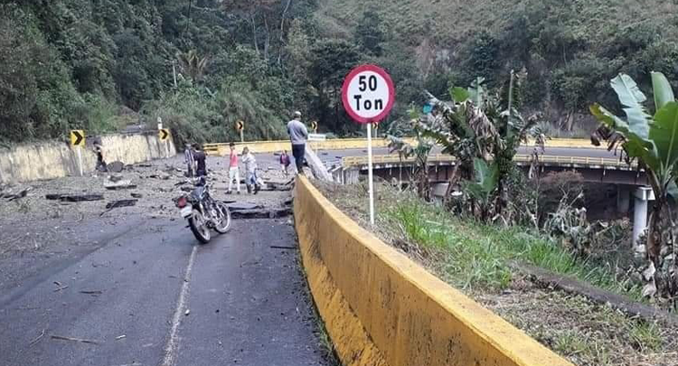  El estadillo dejó graves destrozos en la calzada/Cortesía 