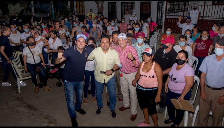 El concejal de Cúcuta por el Partido Centro  Democrático, Carlos Dueñas, organizó una reunión con los líderes que hacen parte de su equipo político en el barrio Antonio Santos, en la Comuna 8, en respaldo a la fórmula que integran Juan Pablo Celis, candidato al Senado, y Juan Felipe Corzo, a la Cámara, en representación del uribismo.