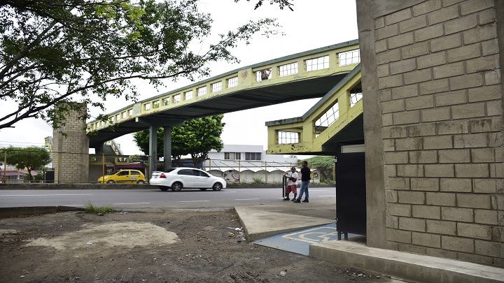 El puente comunica a los habitantes de las comunas 7 y 8. / Foto: Pablo Castillo / La Opinión 