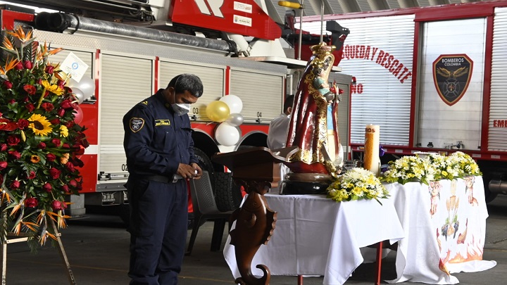 Los Bomberos iniciaron la celebración con una misa./Foto: Jorge Gutiérrez - La Opinión