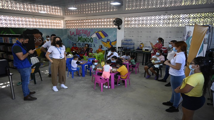 El lugar fue dotado con mesas, libros, juguetes, entre otros elementos. / Foto: Jorge Gutiérrez / La Opinión 