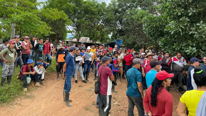 Los campesinos rodearon a los uniformados para encerrarlos en la base militar /Cortesía