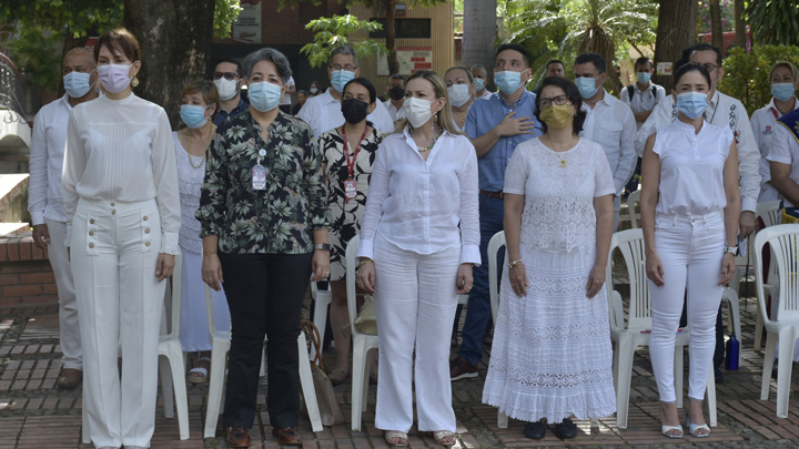 Comunidad universitaria acompañó la ofrenda floral/ Cortesía 
