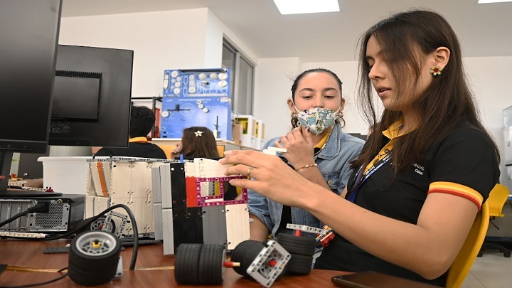 Los estudiantes demoran 4 segundos en quitar una pieza y luego poner otra. / Foto: Jorge Gutiérrez / La Opinión 