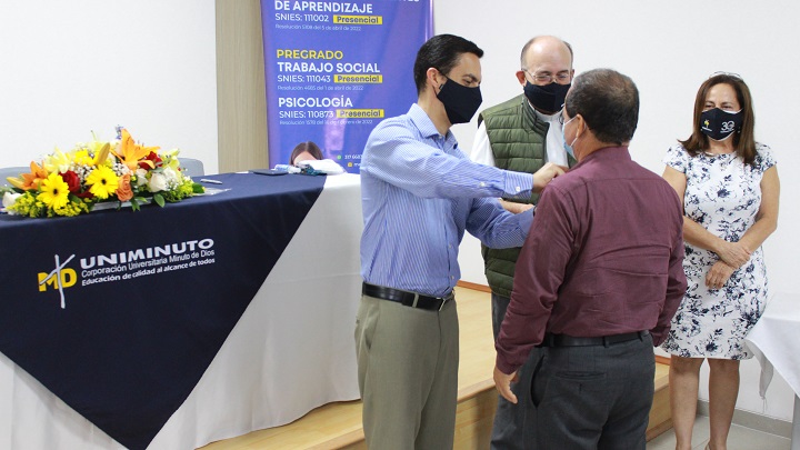 En la jornada se realizó la entrega de la cruz Uniminuto como acto simbólico de reconocimiento y agradecimiento a los aliados que apoyan y hacen parte de este proceso educativo./Foto: cortesía