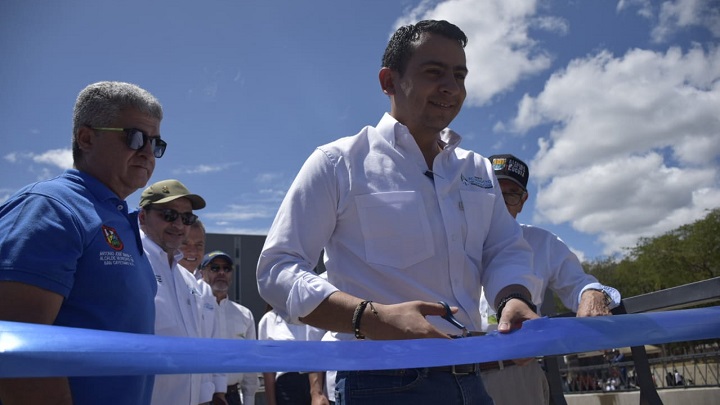 El alcalde de Los Patios, José Miguel Bonilla participó en el acto simbólico de cortar la cinta./Foto: Pablo Castillo - La Opinión