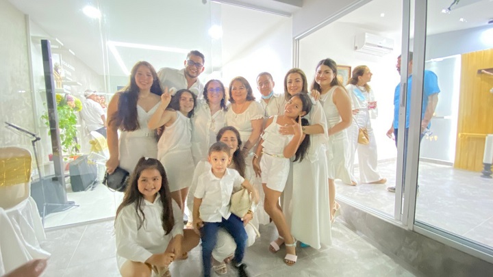 Los invitados vistieron trajes blancos en la apertura./Foto: cortesía