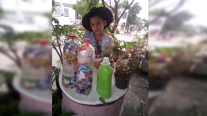 Las botellas son rellenadas con plásticos para ladrillos ecológicos o entregar a una empresa local que las procesa./Foto: cortesía