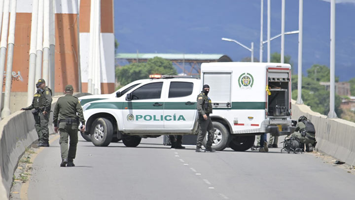 Las autoridades procedieron a verificar con total precaución, por lo que cerró el paso a los vehículos./Foto: Jorge Gutiérrez - La Opinión