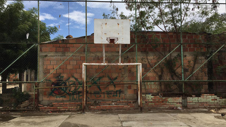 Ninos y jóvenes deben acudir a otros barrios para prácticar algún deporte. 