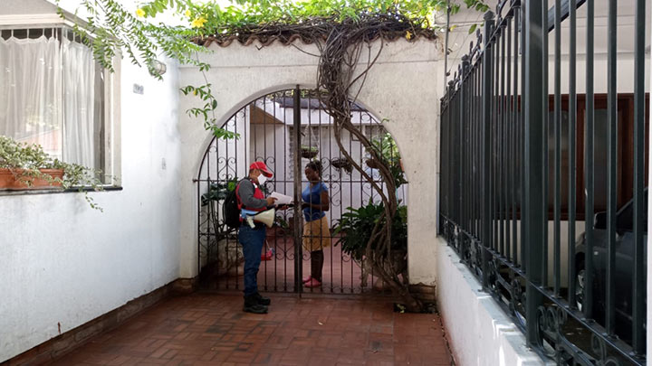 En la zona residencial pasa Veolia informando a la comunidad en qué horarios deben sacar la basura./Foto: cortesía.