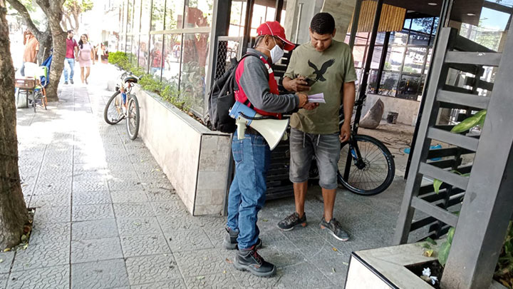 Desde las 10:30 de la noche pasa el camión de basura por el comercio de Los Caobos./Foto: cortesía.