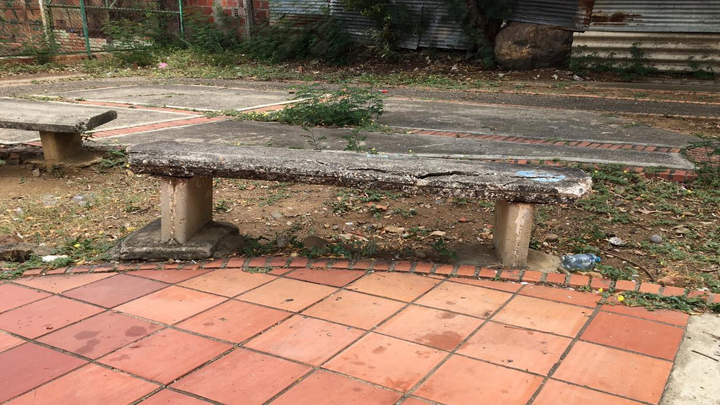 Las bancas se encuentran agrietadas. 