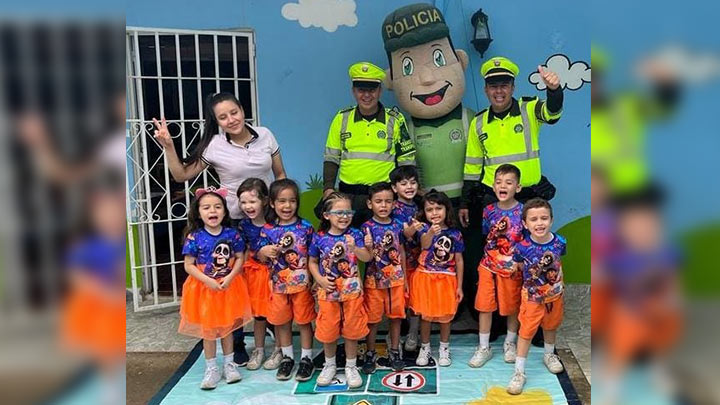 La actividad hace parte de las jornadas pedagógicas que vienen desarrollando los uniformados en los colegios./Foto: cortesía