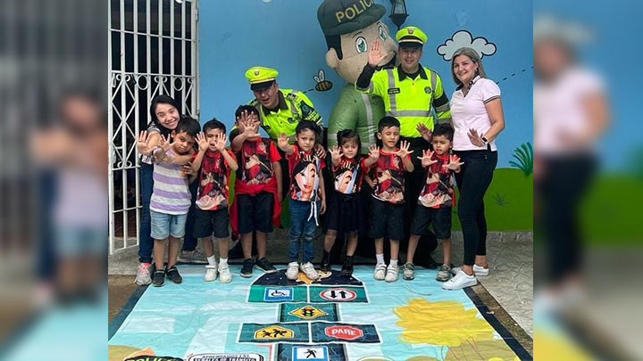 En la jornada la Policía también les explicó a los menores cuáles funciones desarrollan en su ejercicio laboral./Foto: cortesía